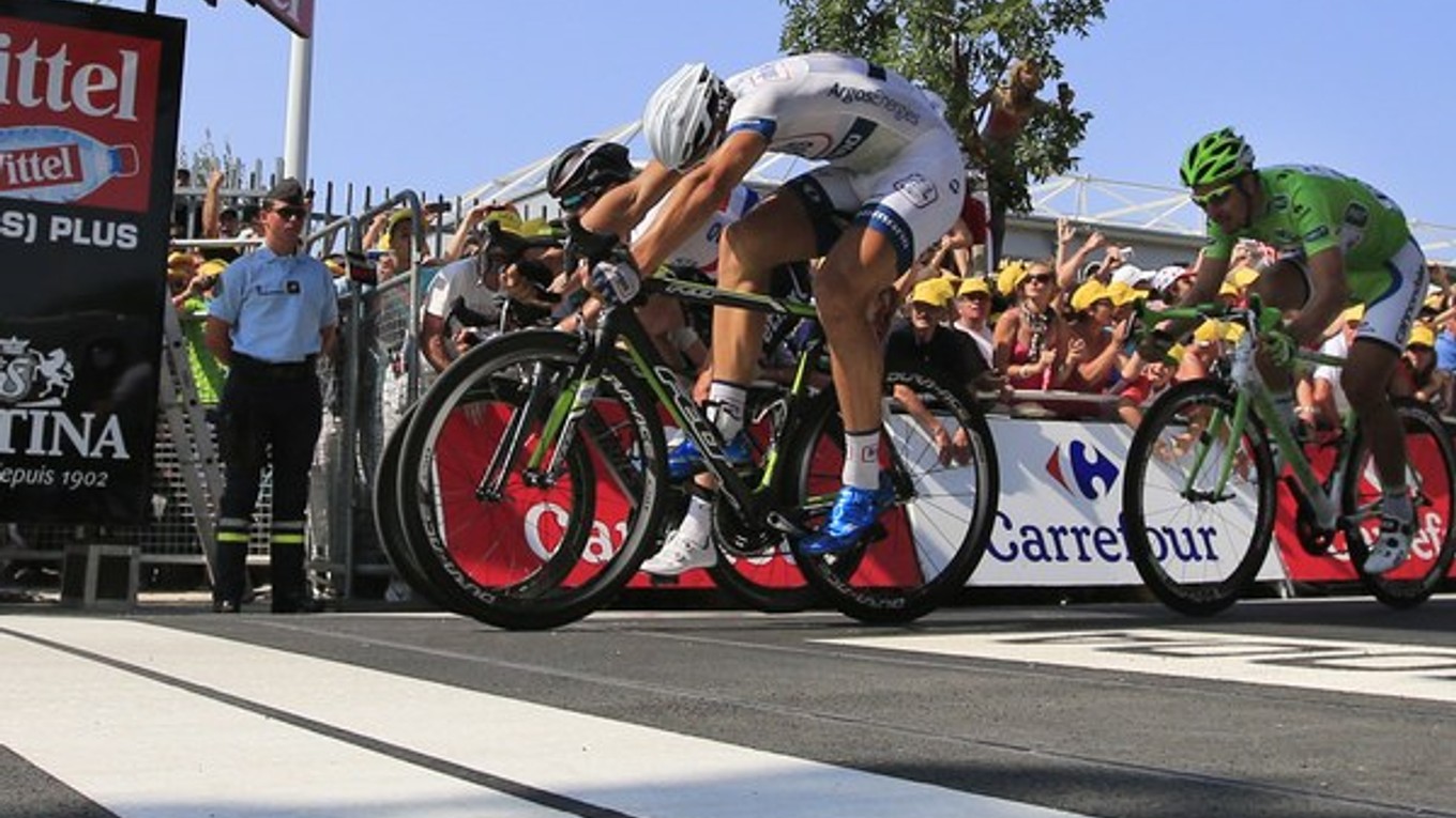 Marcel Kittel tesne pred Markom Cavendishom pretína cieľovú čiaru v 12. etape, Peter Sagan je za nimi tretí.