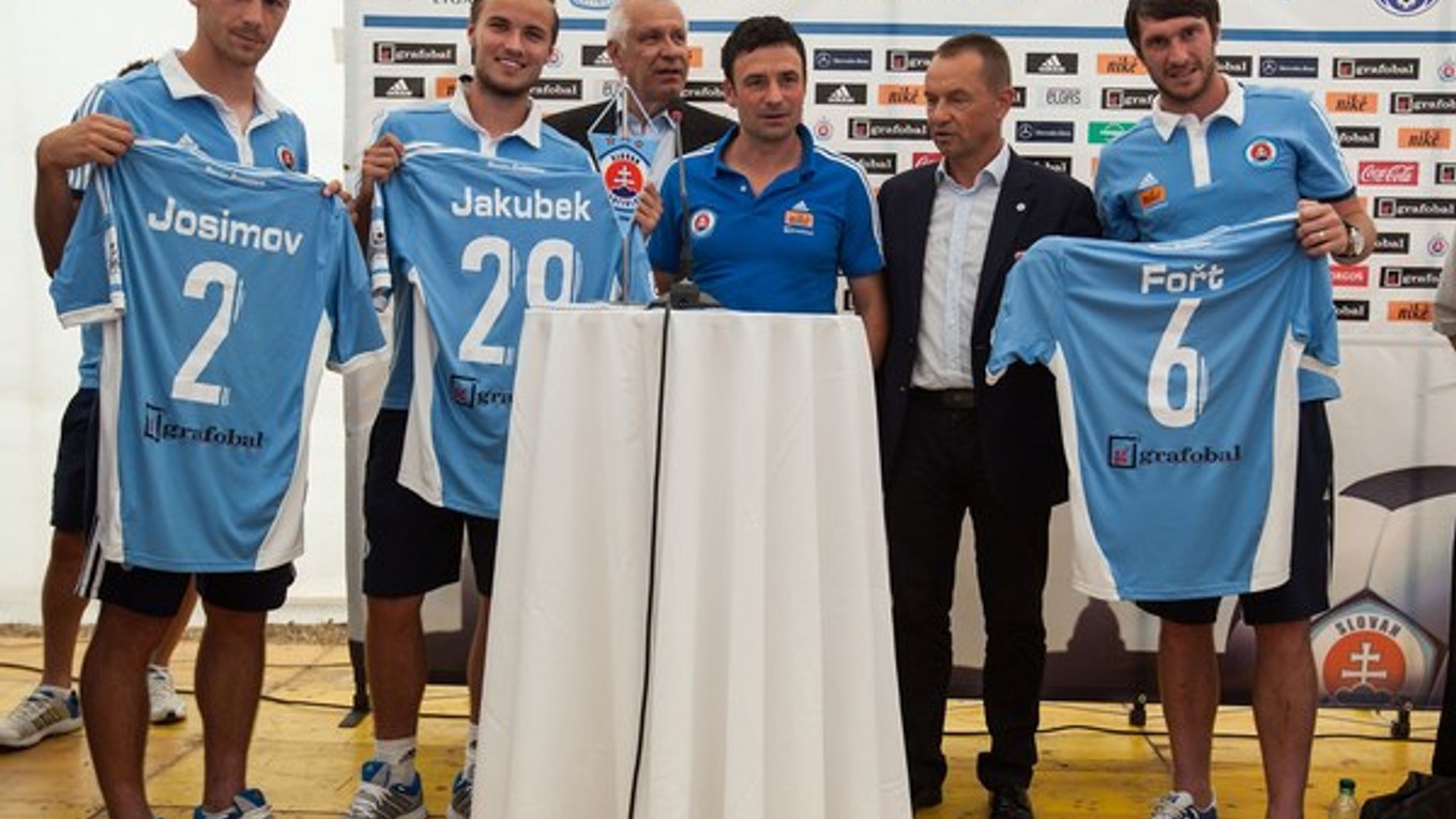 Nové posily Slovana: Miloš Josimov (vľavo), Matej Jakúbek (druhý zľava) a Pavel Fořt (vpravo).