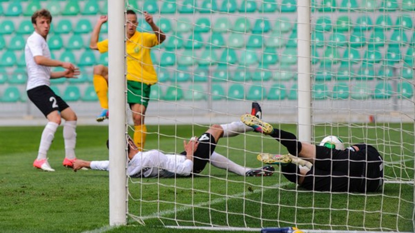 Róbert Pich zo Žiliny (druhý zľava) a brankár Gruzínska Omar Migineishvili (vpravo dole) inkasuje práve od Picha gól.