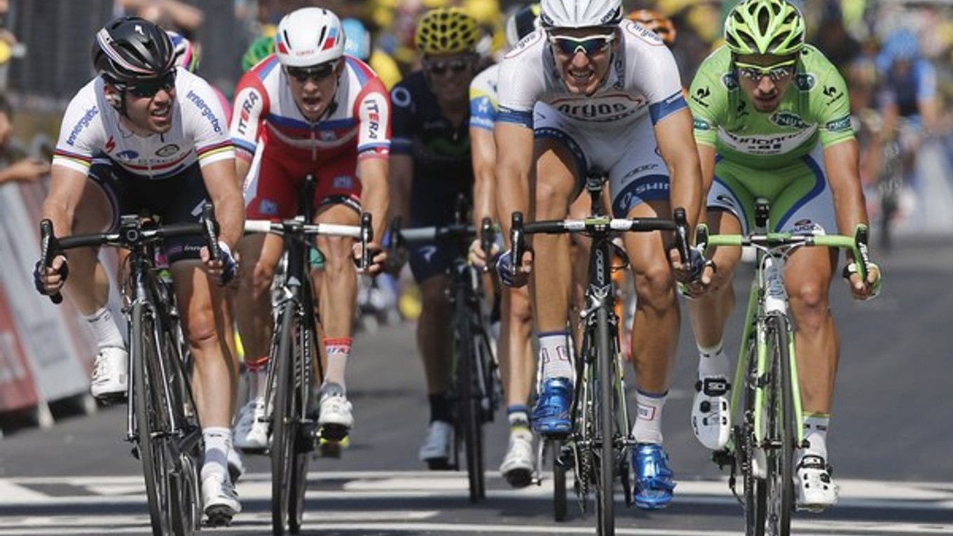 Záver 12. etapy, Sagan je vpravo.