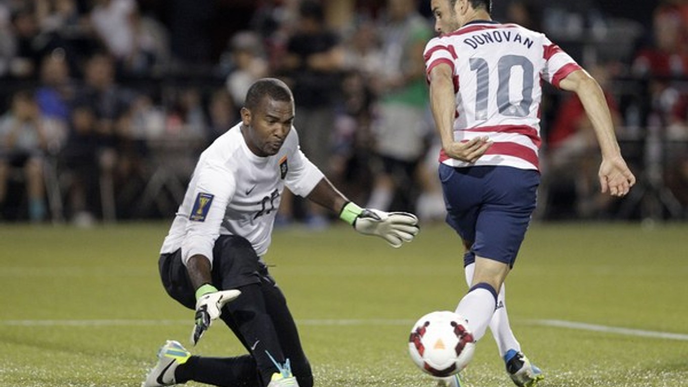 Landon Donovan z USA a brankár Belize Shane Orio.