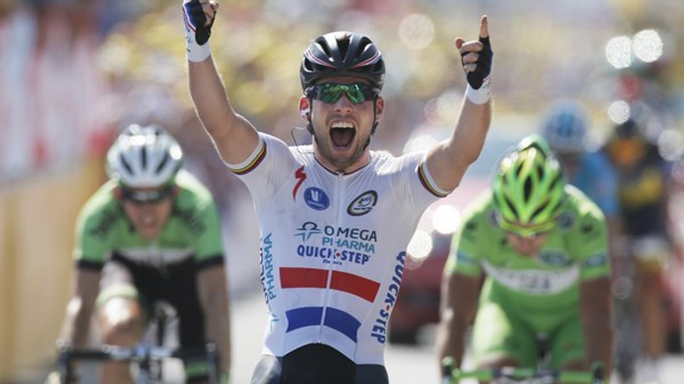 Mark Cavendish to v cieľovej rovinke Petrovi Saganovi (vzadu vpravo) ukázal a jasne ho zdolal.