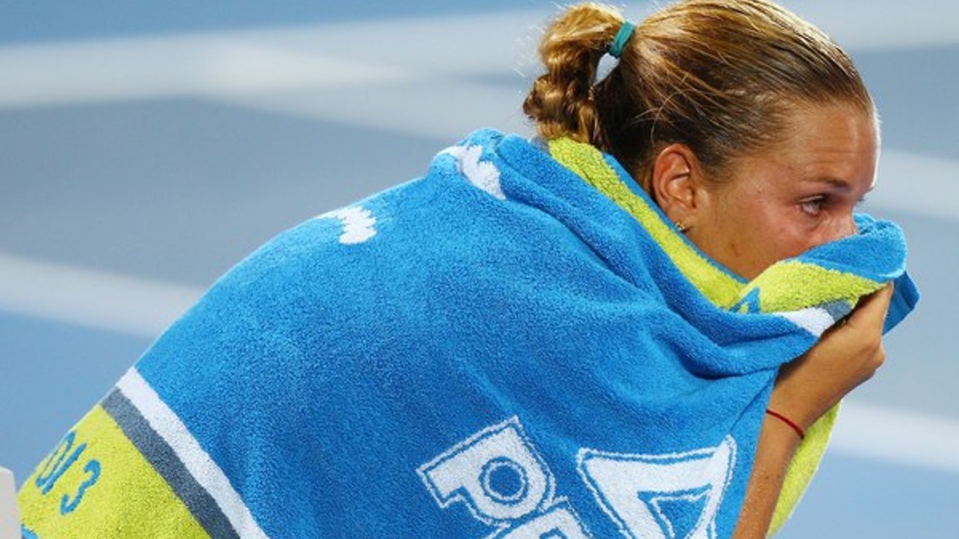 Dominika Cibulková plače po prehre s Poľkou Radwaňskou vo finále turnaja WTA v Sydney v januári.
