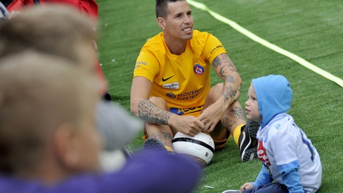 Marek Hamšík so synom Christianom počas charitatívneho futbalového turnaja Hviezdy deťom.