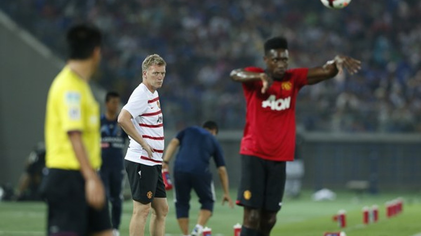 Tréner Manchestru United David Moyes (v strede) v zápase v Jokohame.