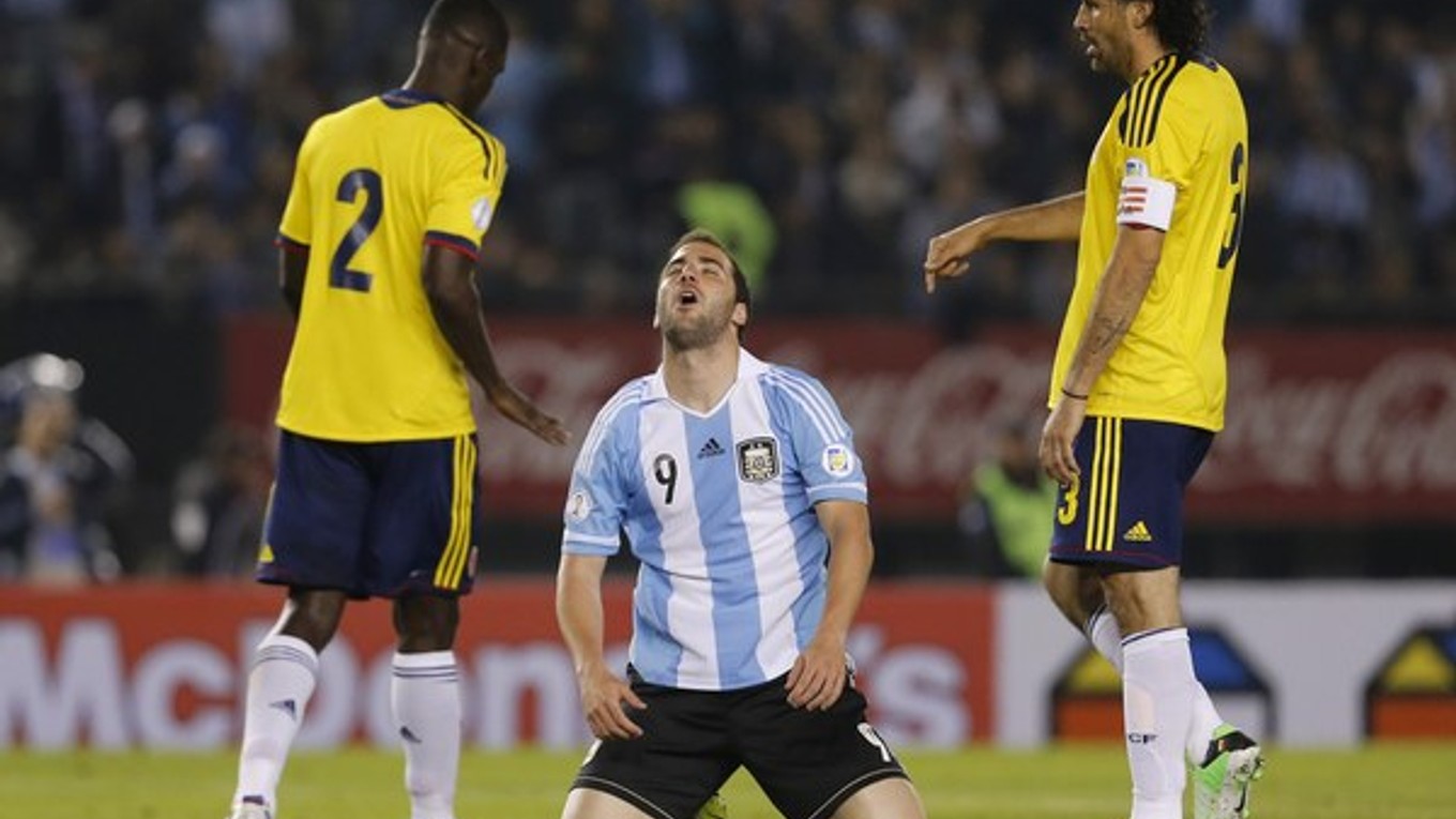 Higuain (v strede).