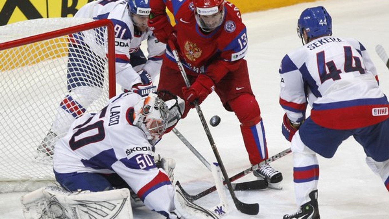 Brankár Ján Laco vo finále MS 2012  Slovensko - Rusko 2:6  zasahuje  pred ruským útočníkom Pavlom Daciukom.⋌