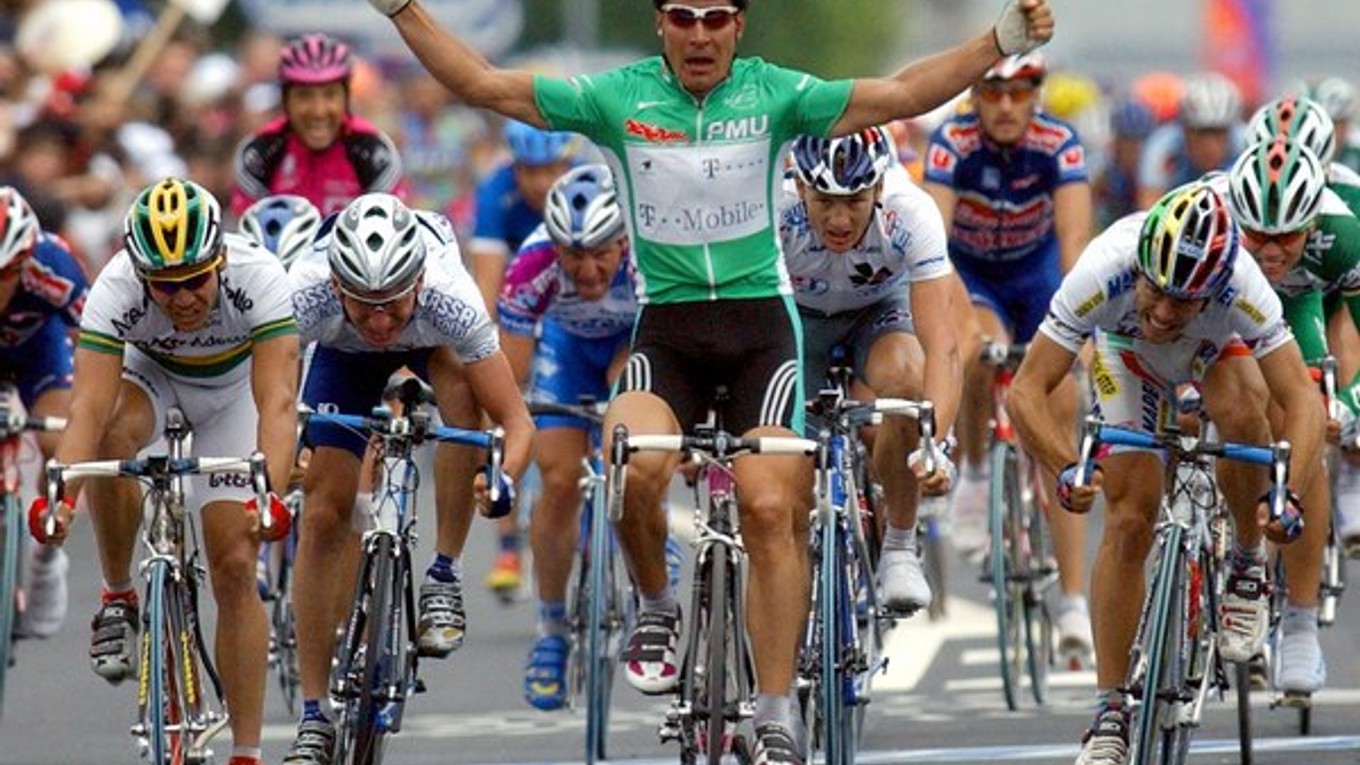 Zabel víťazí na jednej u etáp na Tour de France v roku 2002.