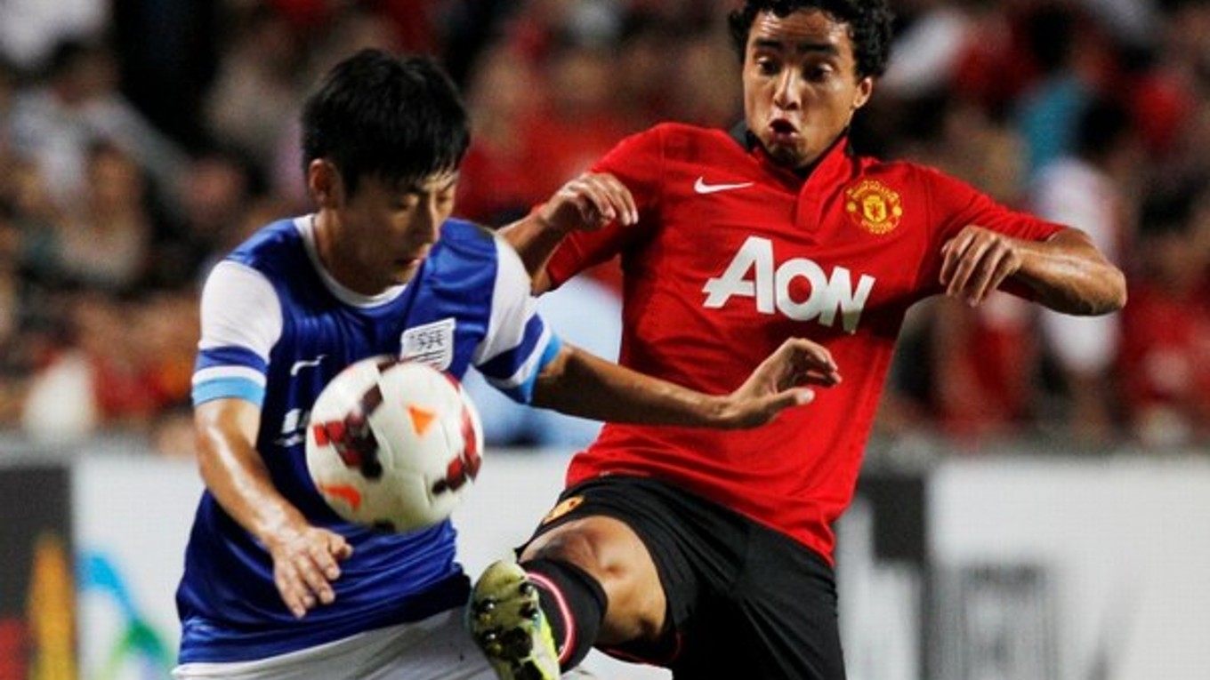 Fabio Da Silva (vpravo) v súboji s hráčom Kitchee Xu Deshuaiom.