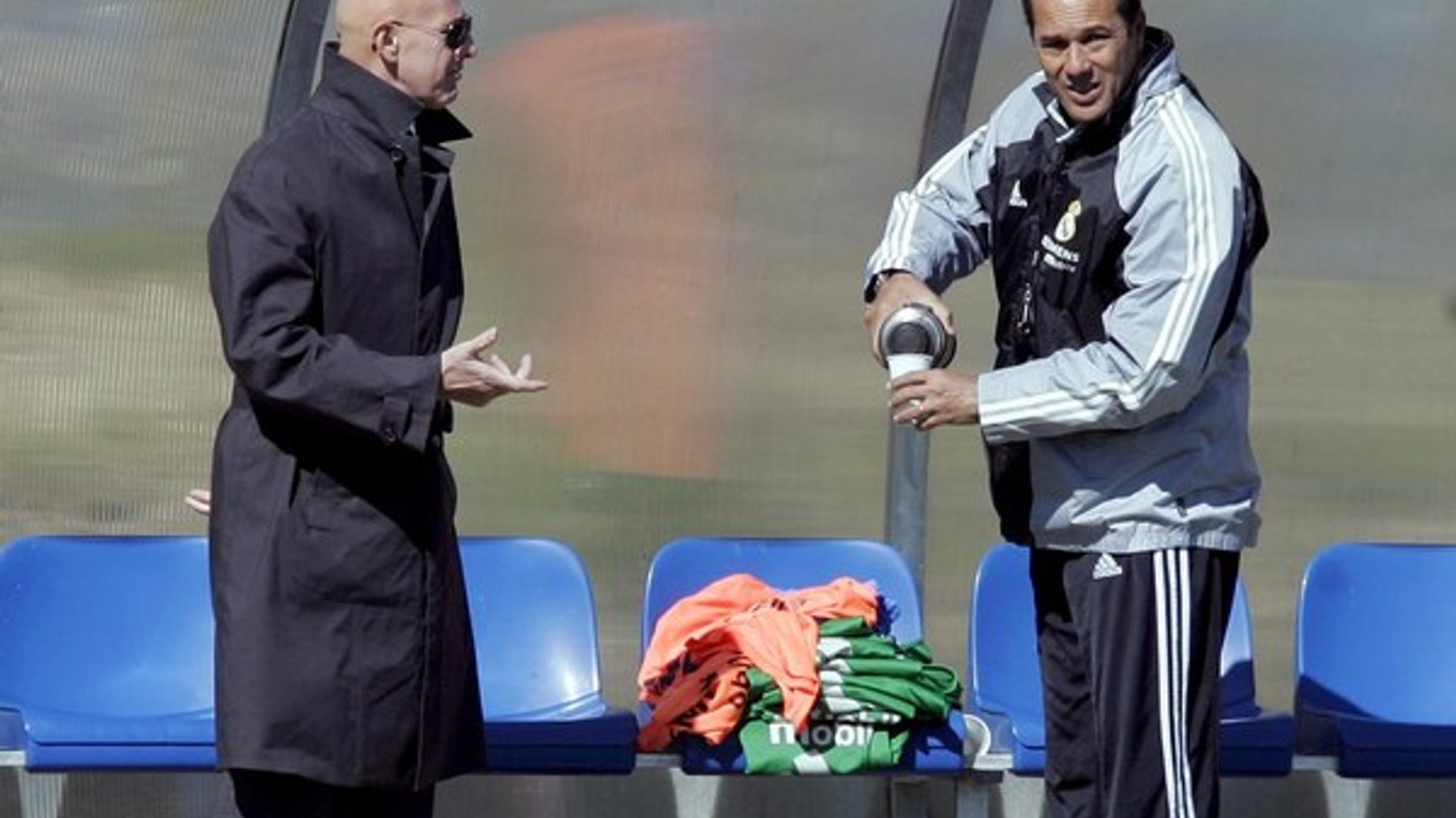 Brazílsky tréner Realu Vanderlei Luxemburgo (vpravo) počúva komentár športového riaditeľa klubu Arriga Sacchiho počas tréningu v apríli 2005 v Madride.