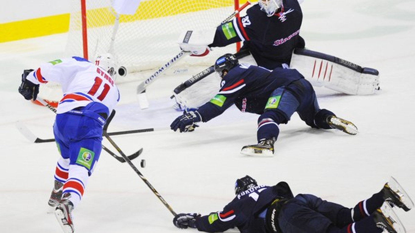 Janus čelí strele Gyngeho z Levu Praha v KHL.