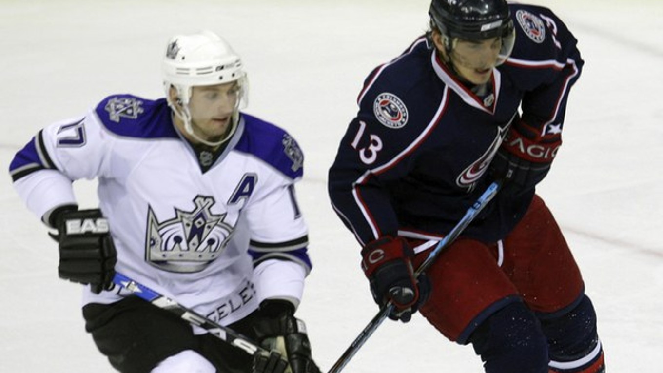 Nikolaj Žerdev (vpravo) z Columbusu Blue Jackets v súboji o puk so Slovákom Ľubomírom Višňovským.