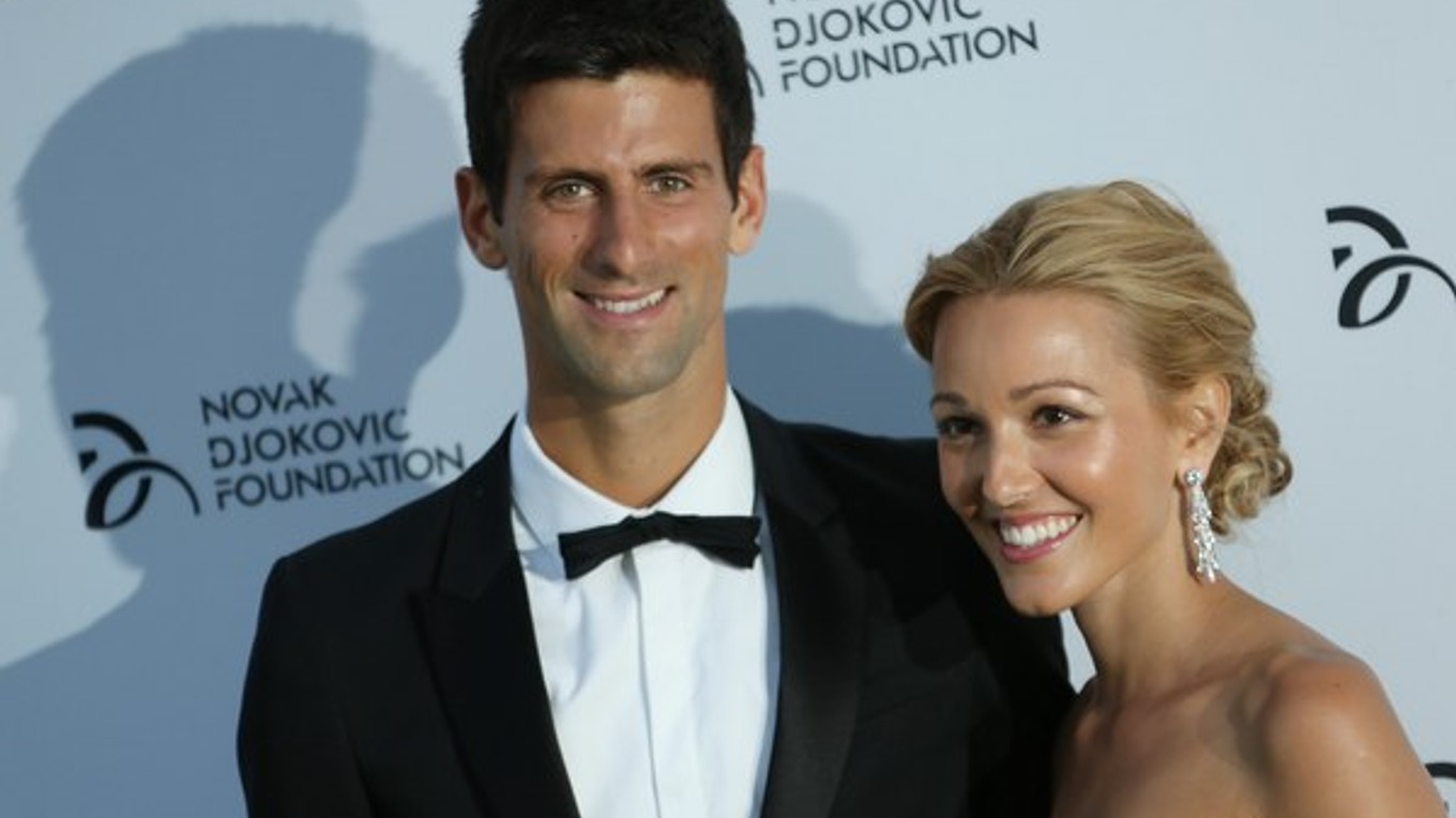 Novak Djokovič a jeho priateľka Jelena Rističová prichádzajú na charitatívny galavečer 8. júla v  Londýne. Večera sa organizovala v prospech jeho charitatívnej nadácie Novak Djokovic Foundation.
