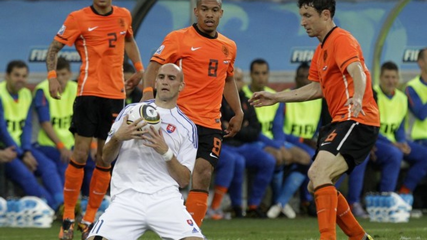 Vittek v osemfinále MS 2010 a zľava Holanďania: Gregory van der Wiel, Nigel de Jong a Mark van Bommel. Vittek dal na MS štyri góly, jeden z jedenástky aj Holandsku.