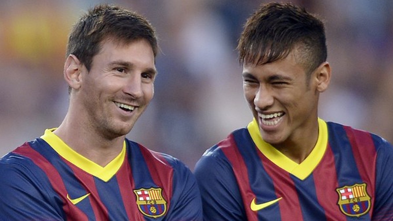 Hráči FC Barcelony Lionel Messi (vľavo) a Neymar sa usmievajú pred priateľským zápasom o pohár Joana Gampera proti Santosu.