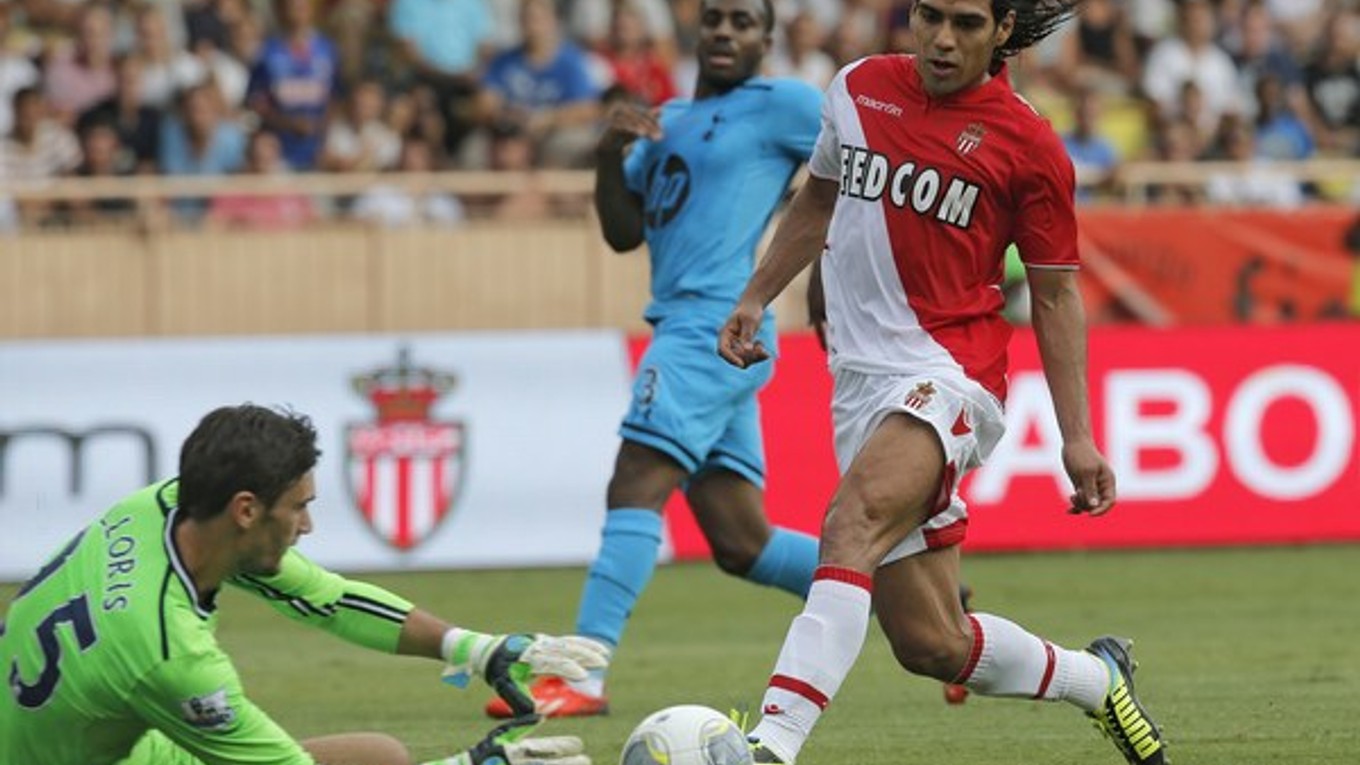 Brankár Tottenhamu Hotspur Hugo Lloris zastavuje loptu pred útočníkom Falcaom.