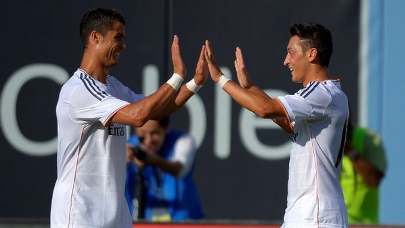 Cristiano Ronaldo (vľavo) a Mesut Özil.