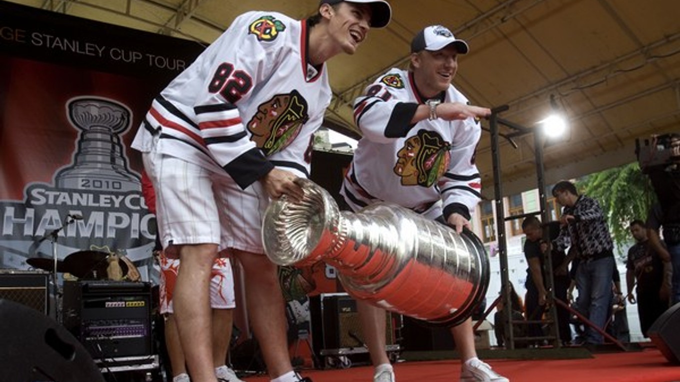 Tomáš Kopecký s Mariánom Hossom, bývalí spoluhráči z Chicaga, priniesli Stanley Cup do Trenčína v lete 2010.