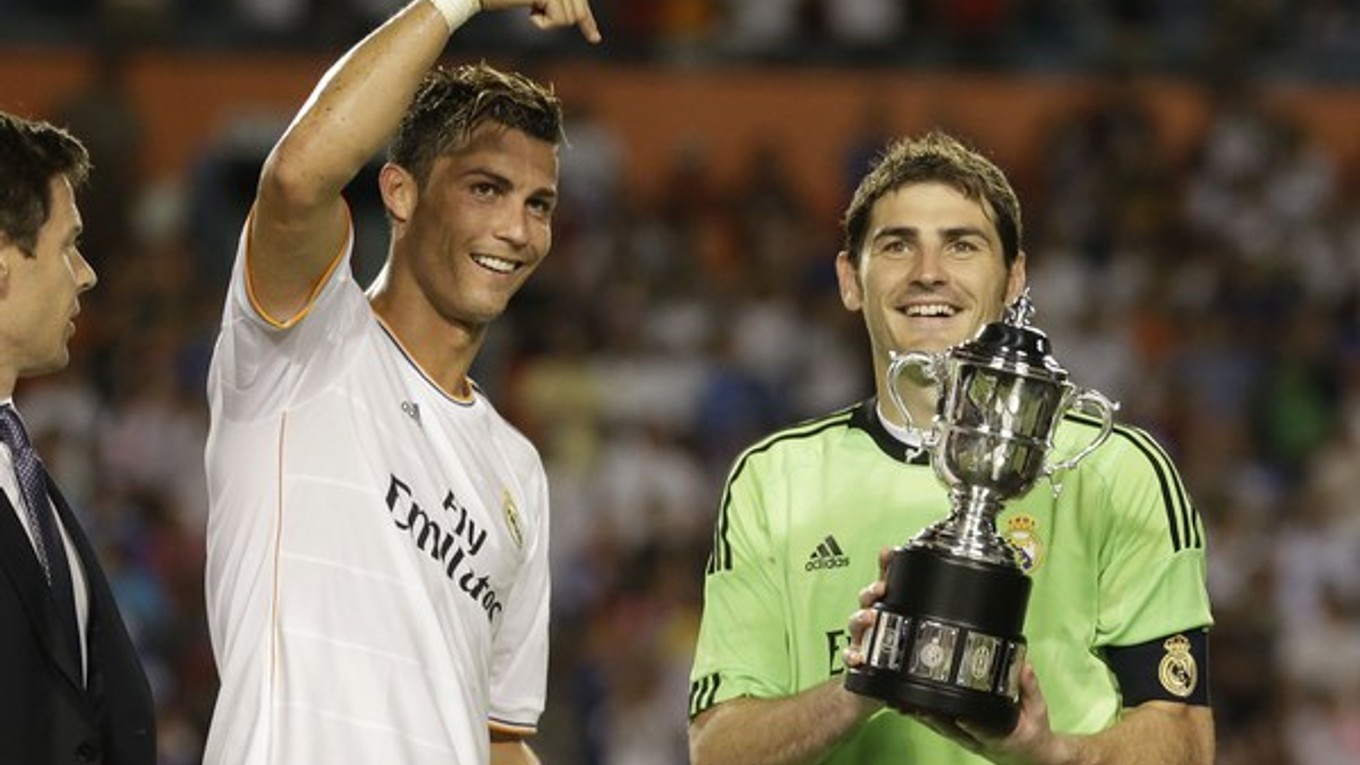 Brankár Realu Madrid Iker Casillas (v zelenom) a útočník Cristiano Ronaldo sa radujú zo zisku International Champions Cupu.
