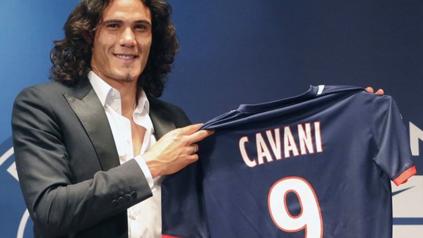 Cavani pózuje po prestupeo PSG 16. júla.