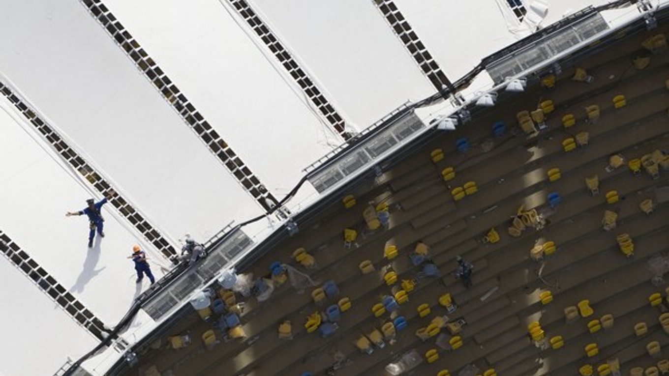 Letecký pohľad na robotníkov na novej streche štadióna Maracana v apríli.