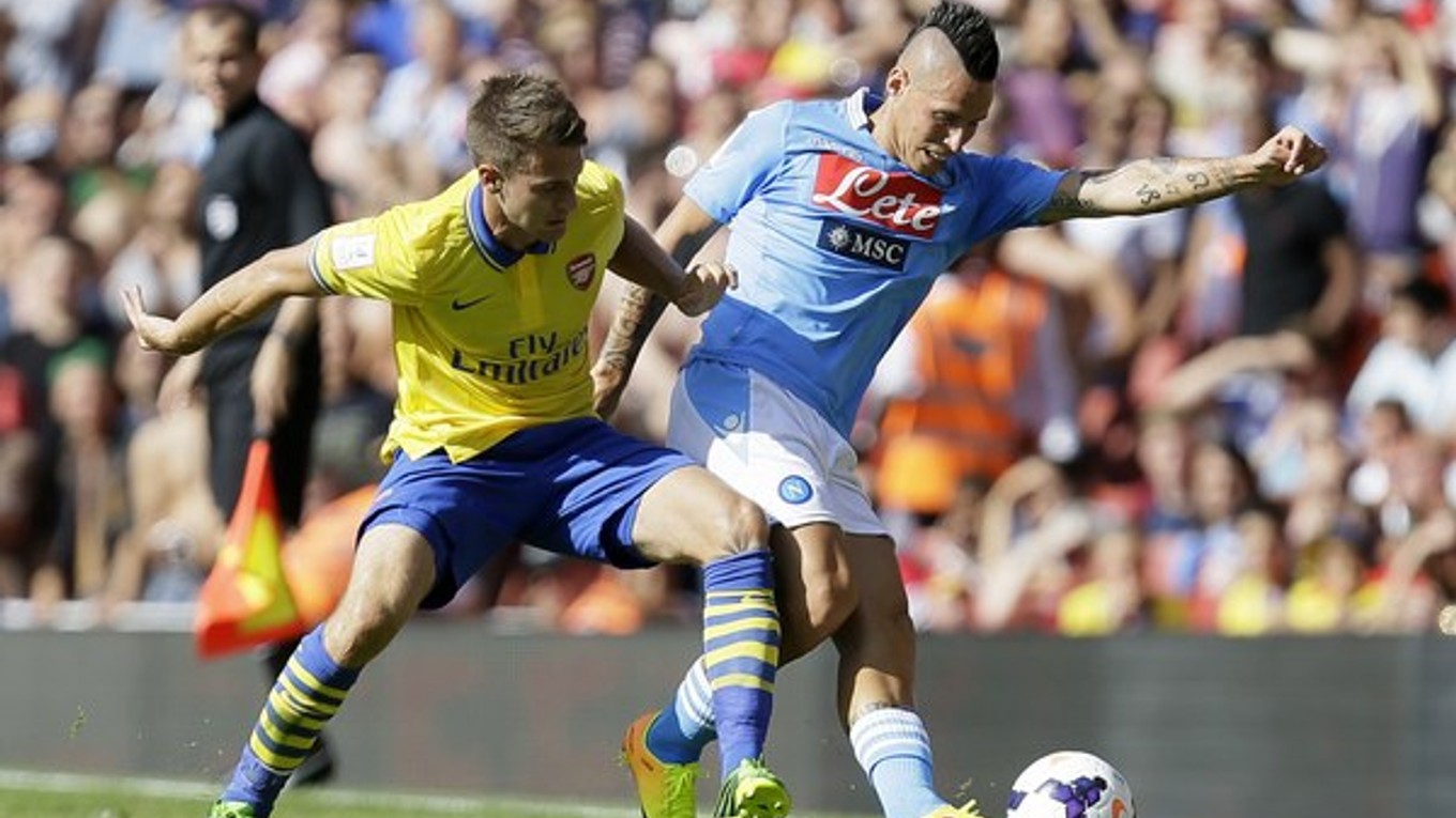 Hráč Arsenalu Londýn Aaron Ramsey a Marek Hamšík počas turnaja Emirates Cup v Londýne.