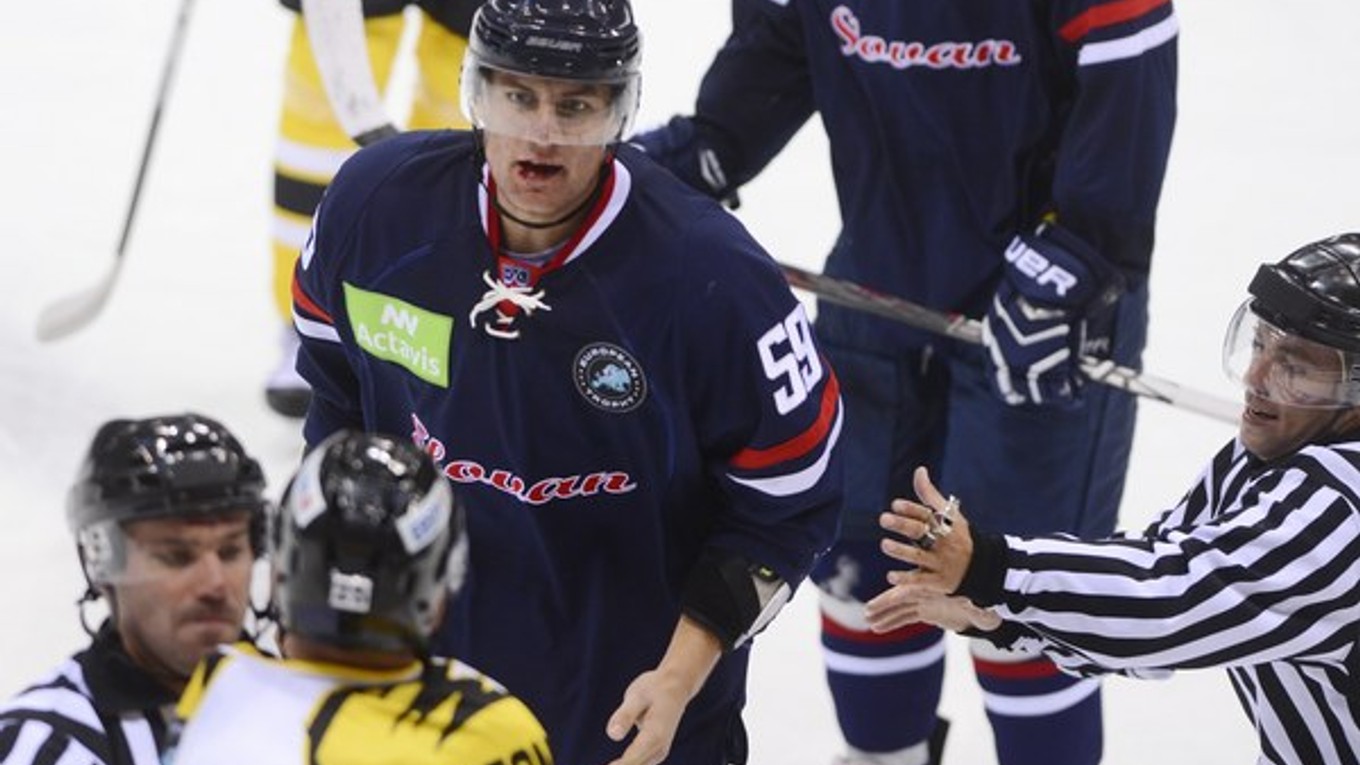 Andrej Šťastný s krvou na perách po strete s Benoitom Grattonom