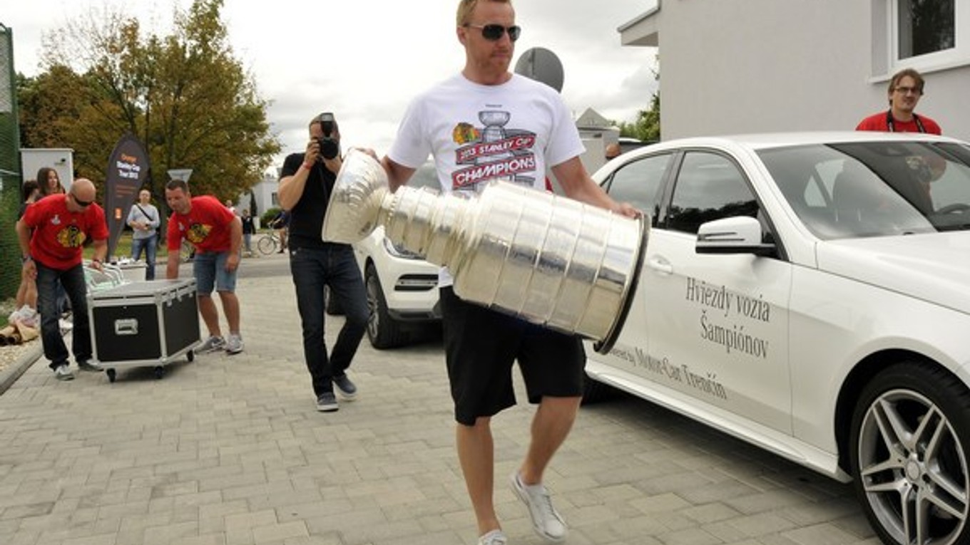 Marián Hossa prináša Stanley Cup na tlačovú konferenciu.