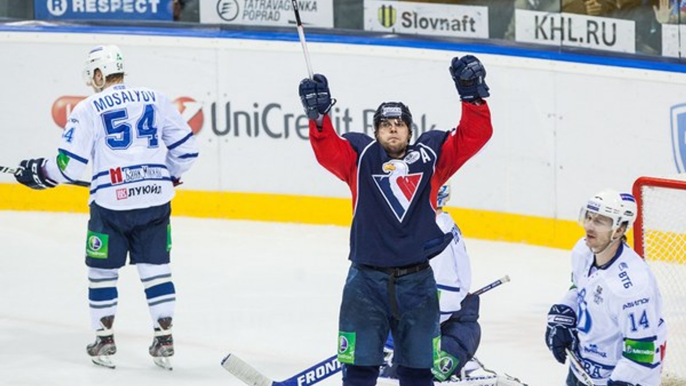 Ivan Švárny (uprostred) počas 4. zápasu štvrťfinále play-off Západnej konfrencie KHL medzi Slovanom a Dinamom Moskva.