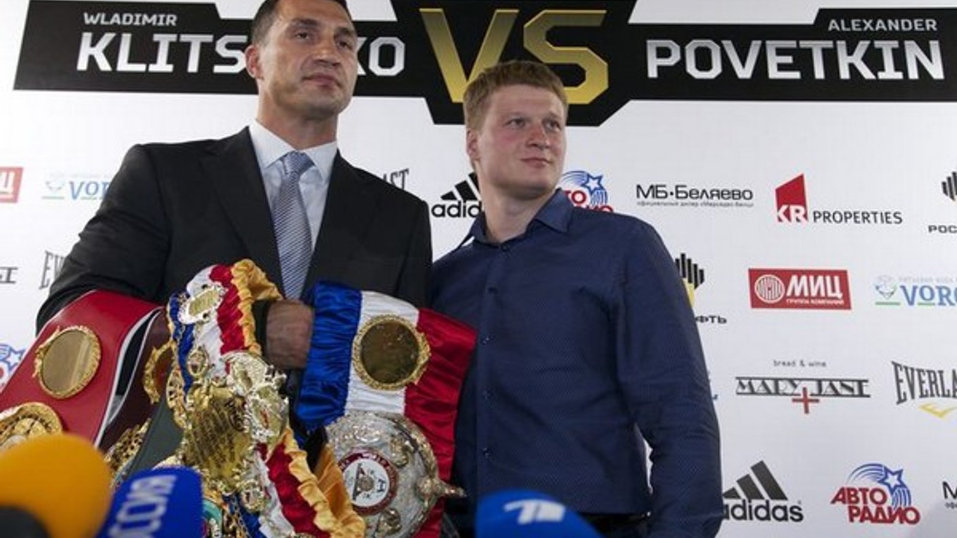 Vladimir Kličko (vľavo) a Alexander Povetkin