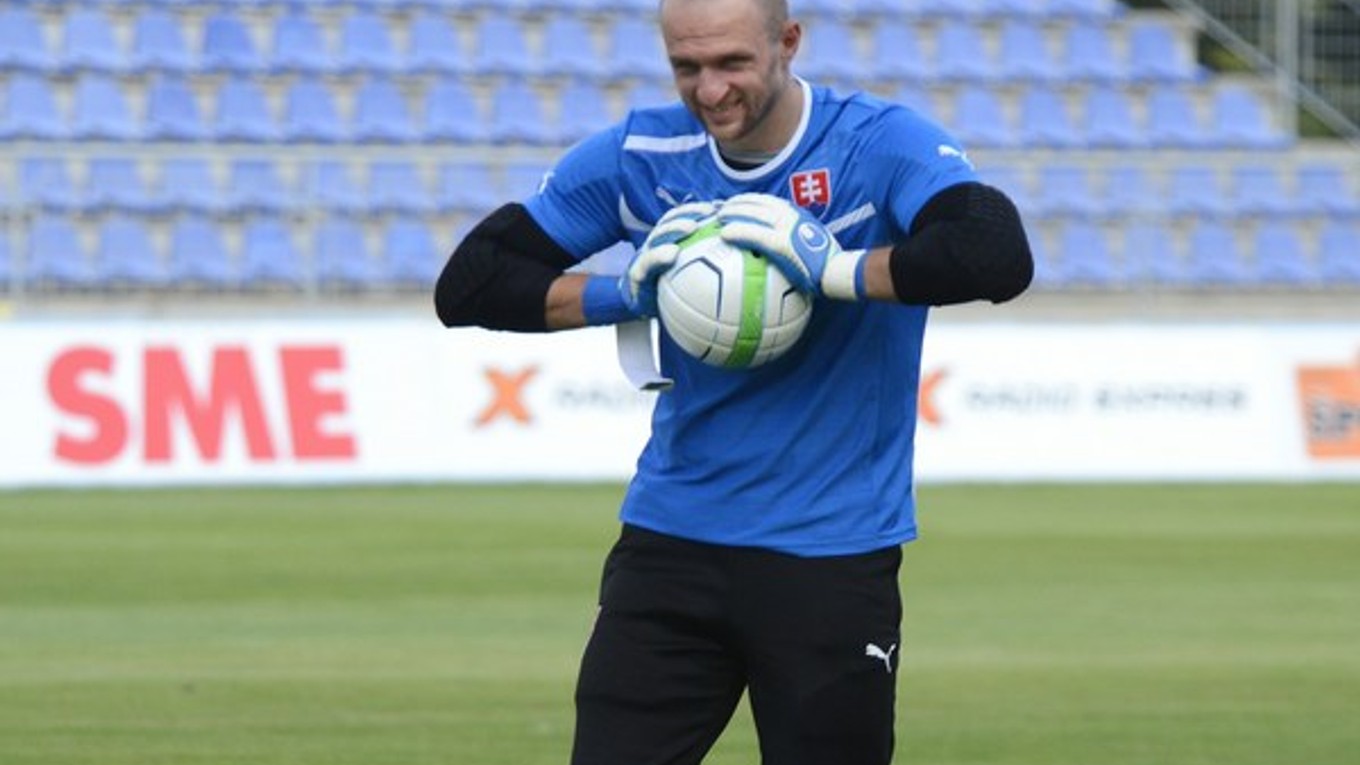 Ján Mucha počas tréningu slovenskej futbalovej reprezentácie pred prípravným zápasom s Rumunskom v Senci v pondelok.