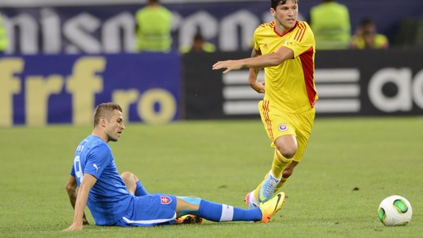 Stanislav Šesták v súboji s Kristianom Tanasem.