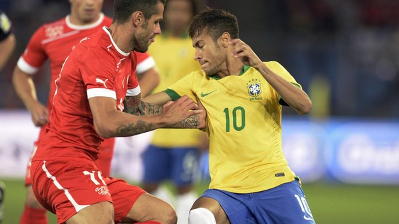 Švajčiarsky futbalista Valon Behrami (vľavo) a Brazílčan Neymar.