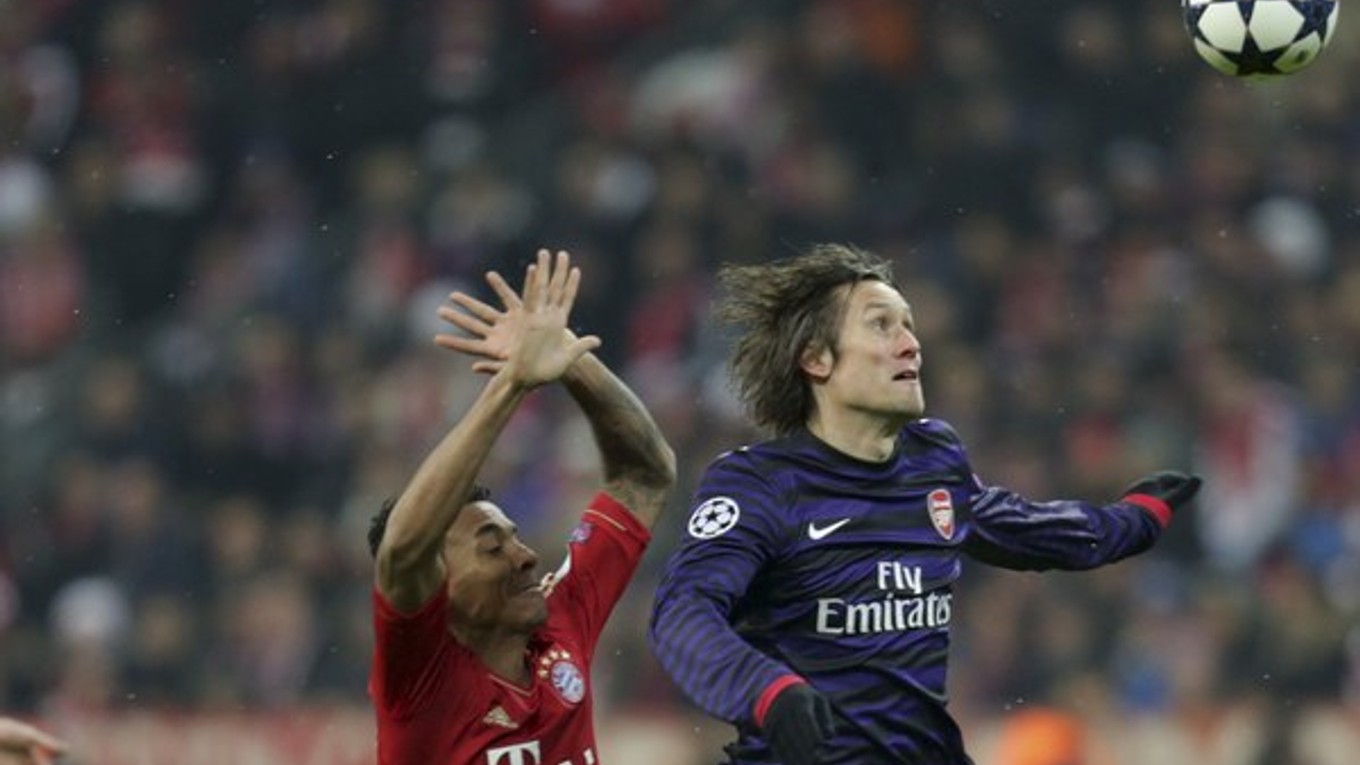 Hráč Arsenalu Londýn Tomáš Rosický (vpravo) bojuje o loptu s Luizom Gustavom z Bayernu Mníchov.