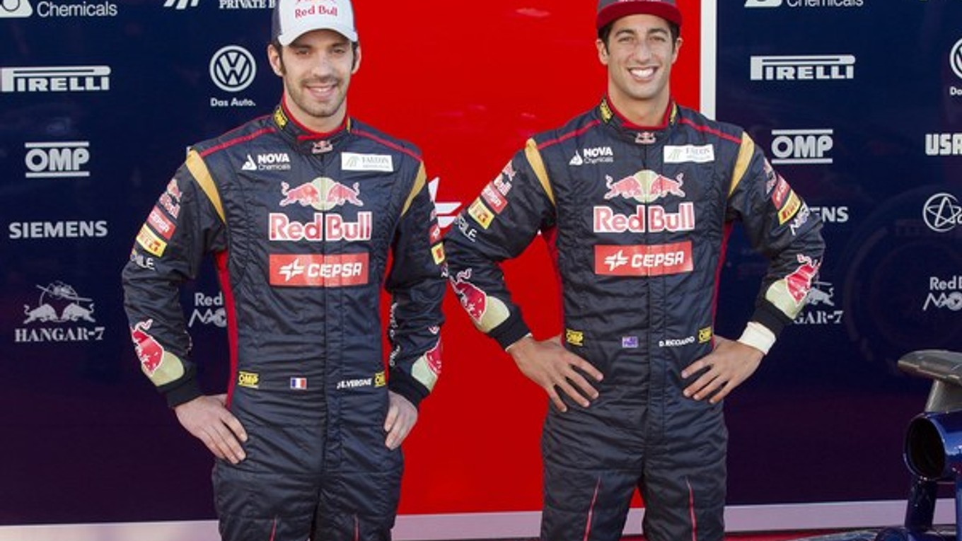 Jean-Eric Vergne (vľavo) a Austrálčan Daniel Ricciardo z tímu Toro Rosso.
