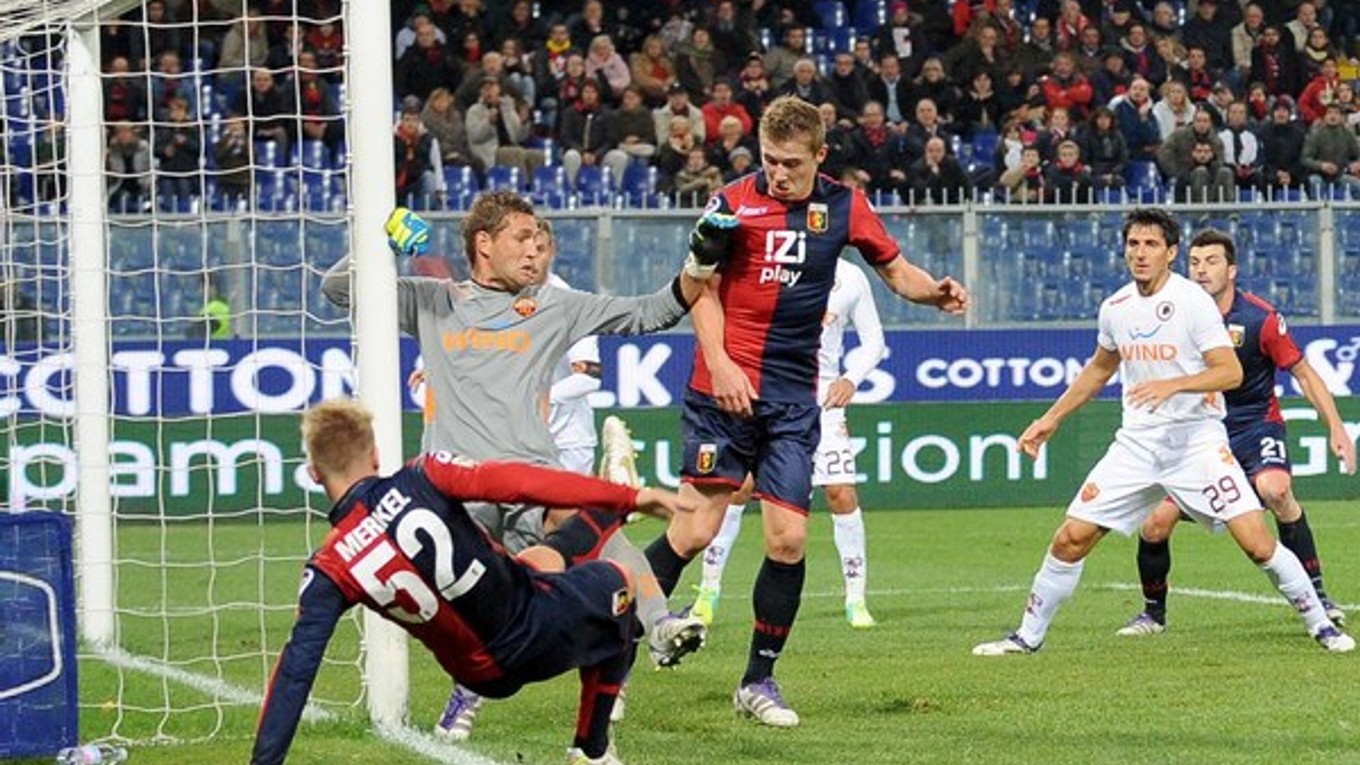 Juraj Kucka (v strede) dáva v drese FC Janov gól do siete AS Rím.