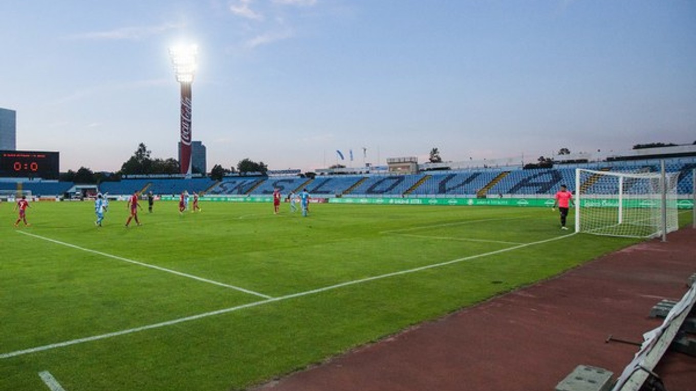 Hráči Slovana a hráči Senice počas dohrávky 2. kola Corgoň ligy pred prázdnymi tribúnami.