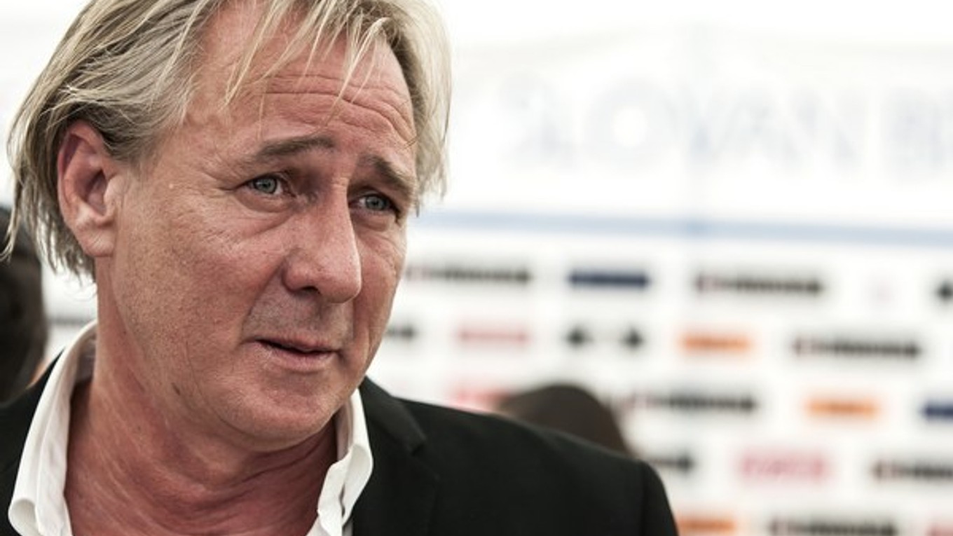 Ivan Kmotrík (54) je jedným z najvplyvnejších slovenských podnikateľov. Patrí mu výrobca obalov Grafobal, tlačiarne, televízia TA3, ale napríklad aj golfový rezort v Skalici. Je majiteľom futbalového klubu ŠK Slovan Bratislava.