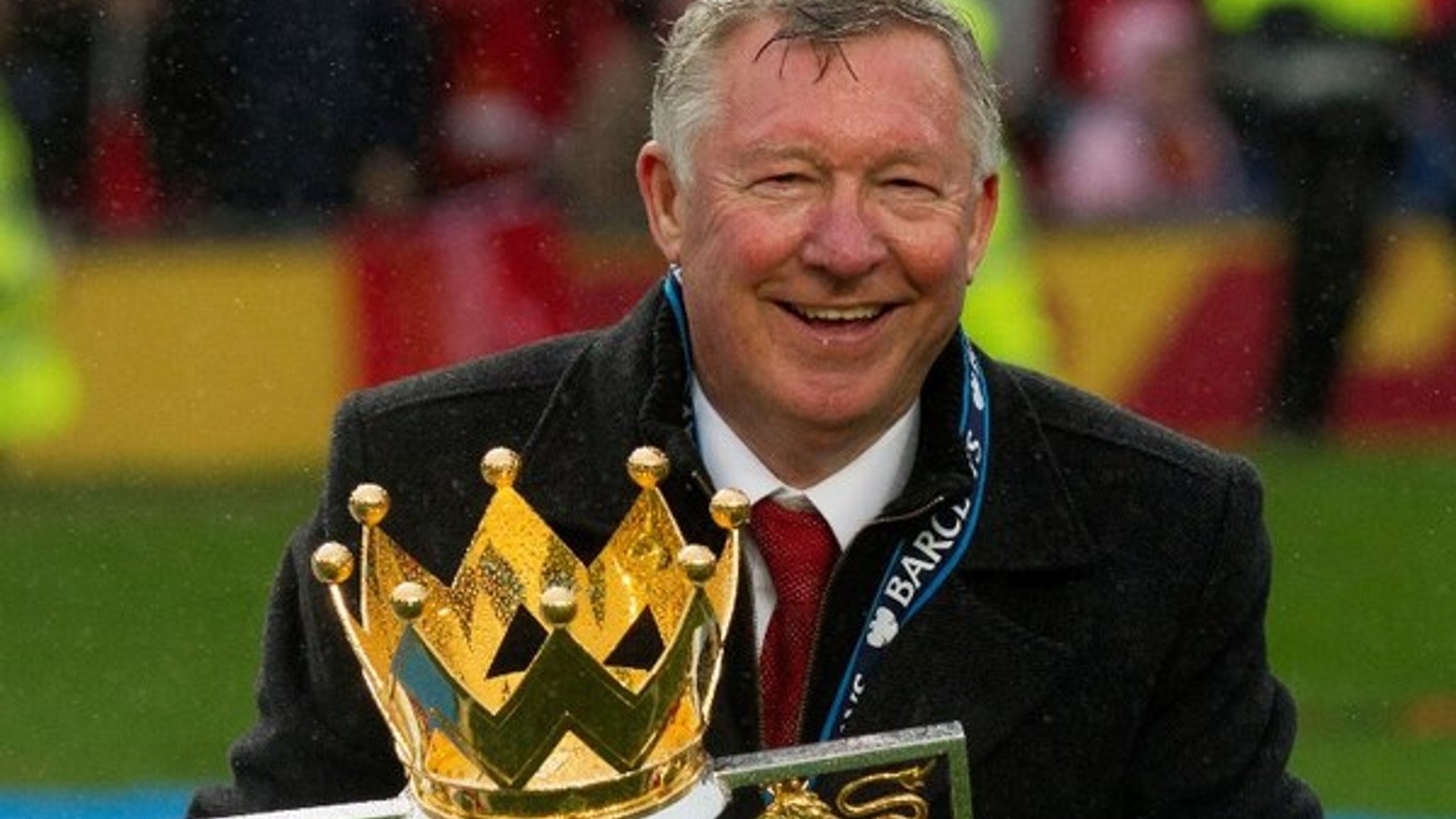 Sir Alex Ferguson s majstrovskou trofejou.
