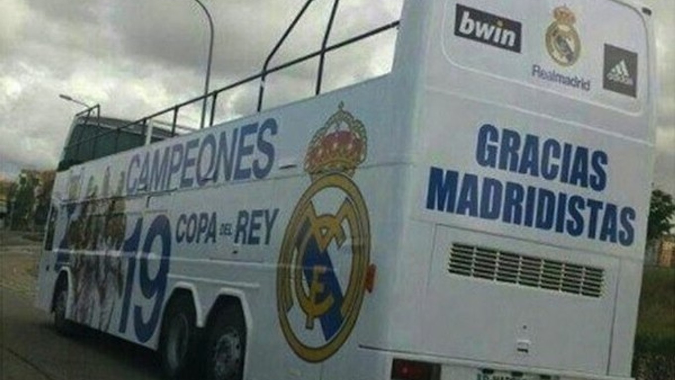 Autobus Realu sa vracia do garáže takmer úplne prázdny. S výnimkou vodiča sa v ňom zrejme nevezie nik.