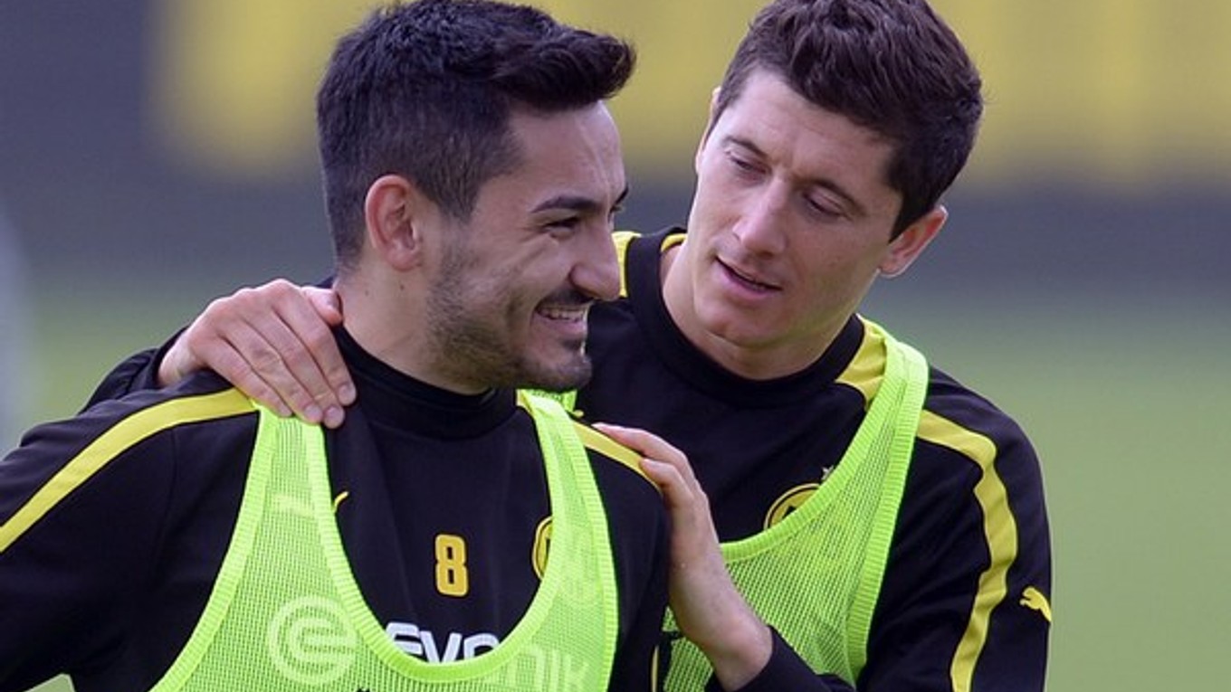 Ilkay Guendogan a Robert Lewandowski sa rozprávajú na tréningu Dortmundu.