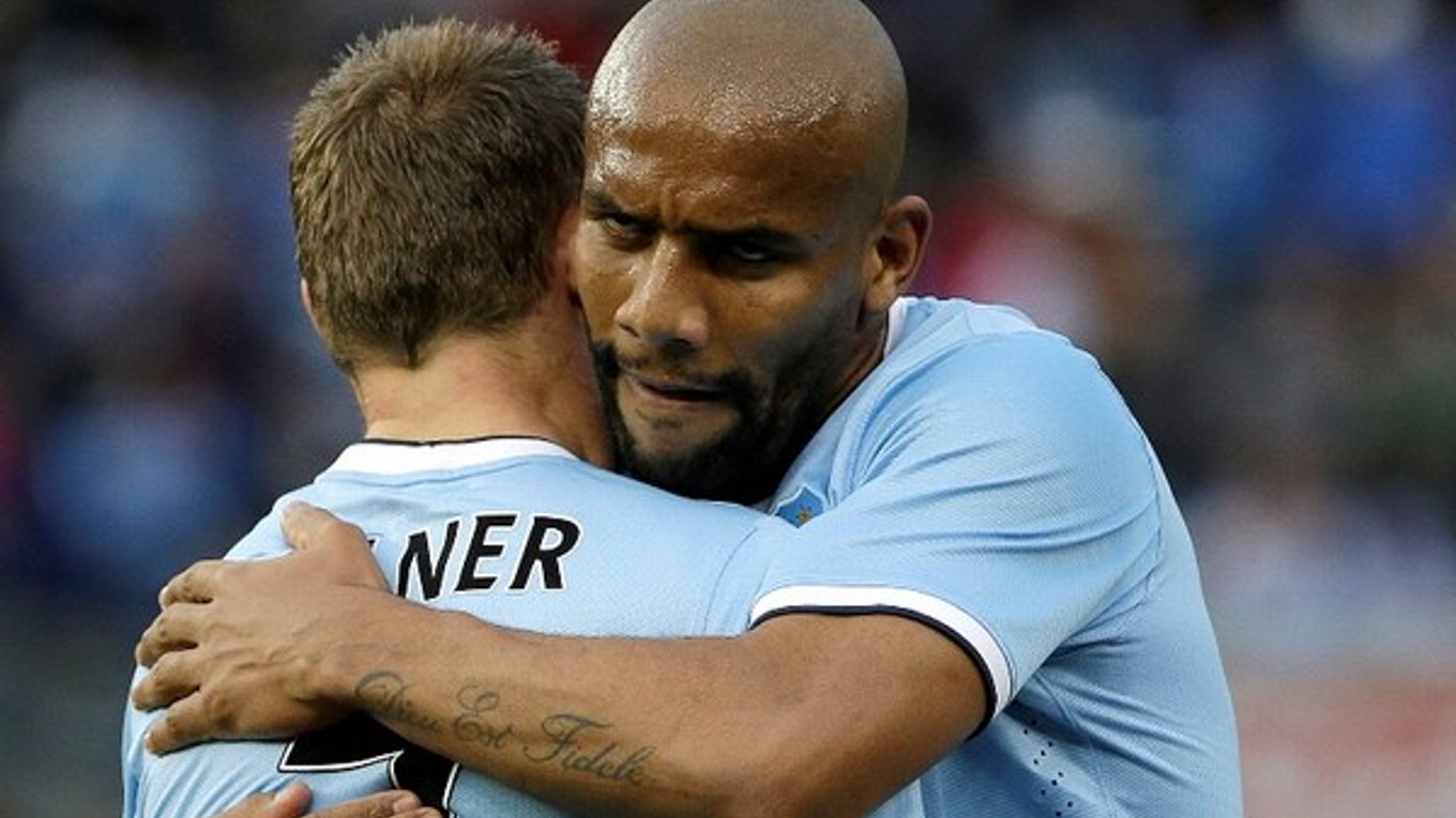 James Milner a Maicon Sisenando.