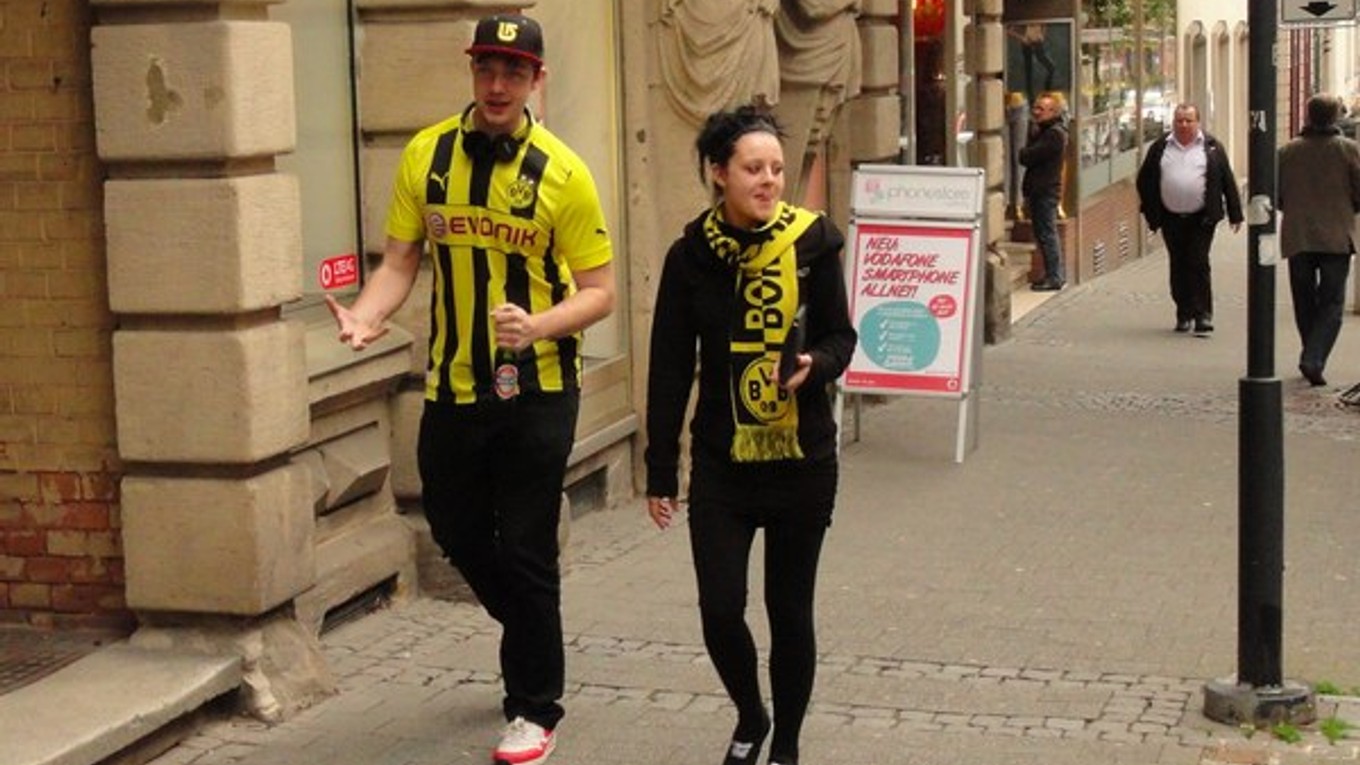 Ulice Coburgu v sobotu postupne zaplavovali žlto-čierne farby.