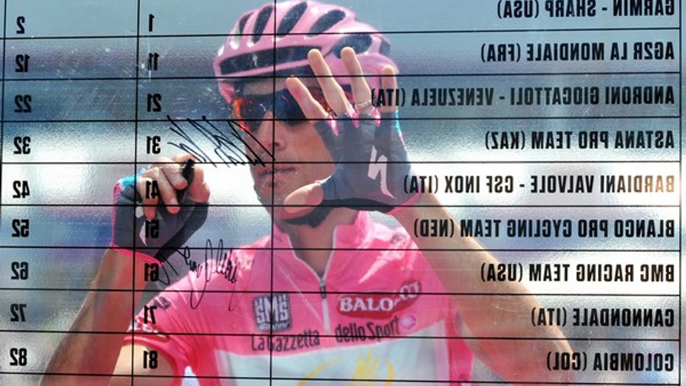 Vincenzo Nibali sa podpisuje na štartovú listinu pred poslednou etapou Gira.