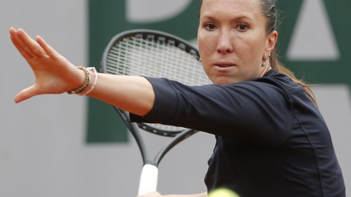 Jelena Jankovičová odvracia úder Daniele Hantuchovej v 1. kole Roland Garros.