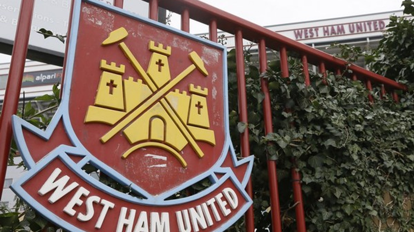 Na snímke logo na štadióne anglického futbalového klubu West Ham United.