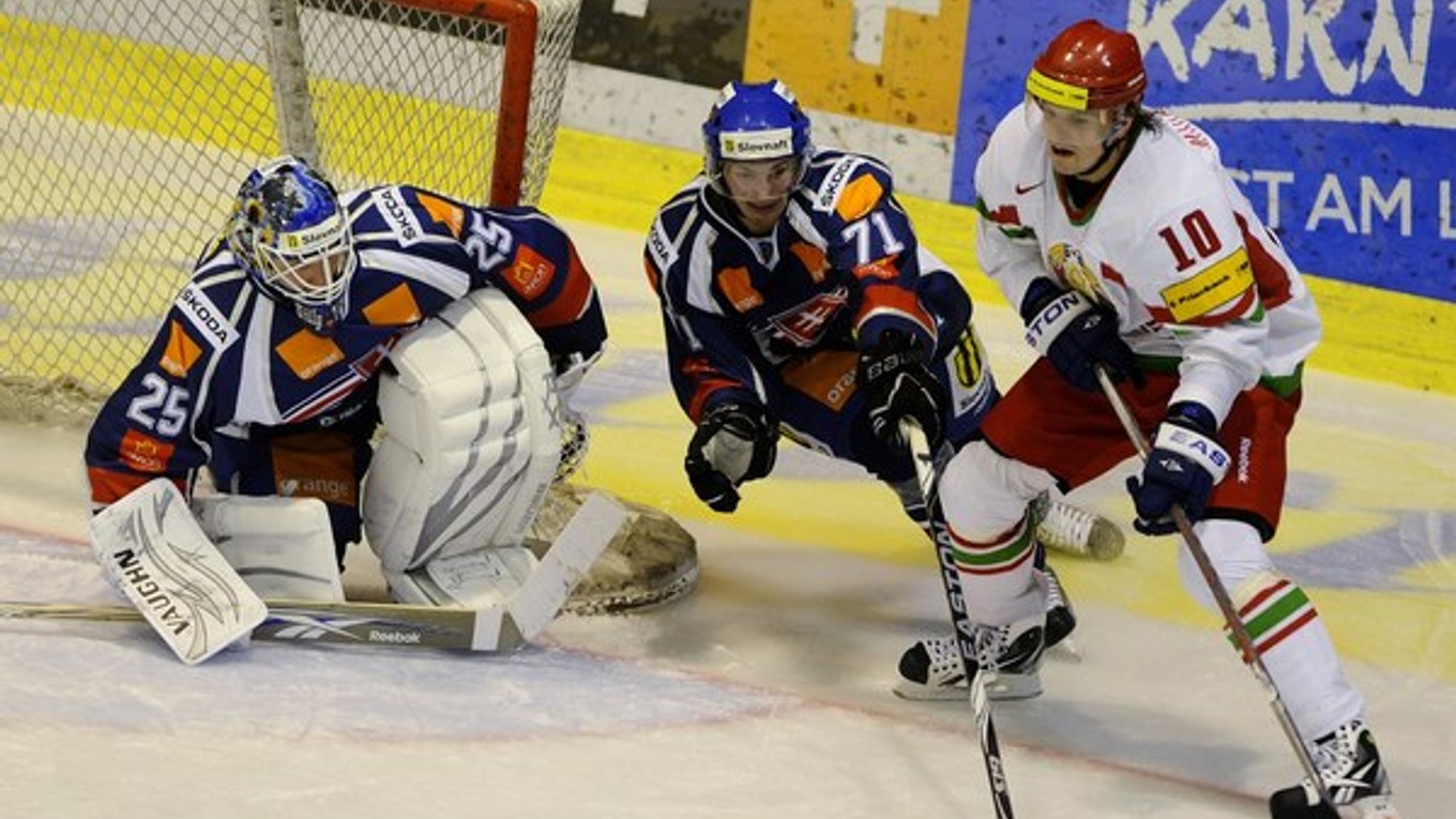 Ján Lašák, Juraj Mikuš a Andrej Michaľov v súboji o puk v zápase o Rakúsky pohár 16. decembra 2011 v Klagenfurte.