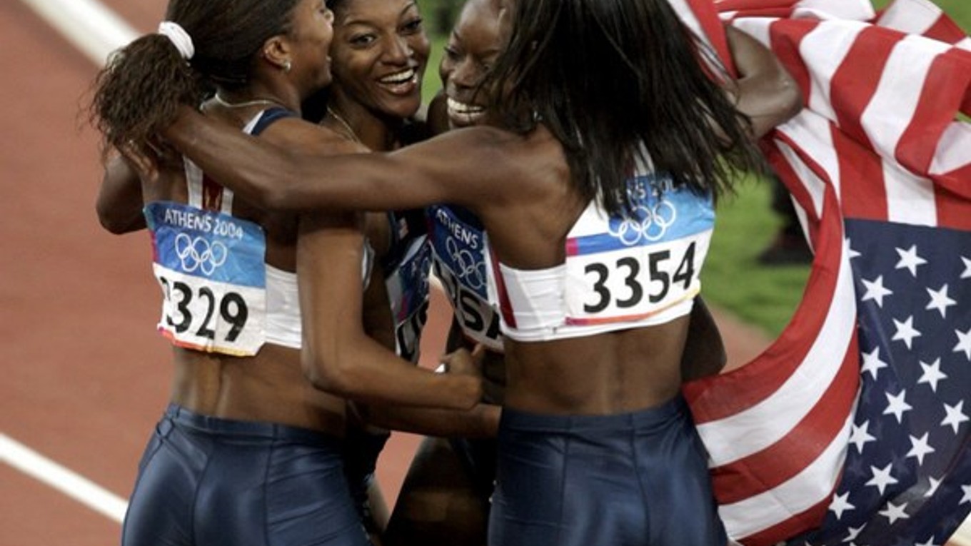 Členky americkej štafety na 4x400 m oslavujú zisk zlatých medailí na OH v Aténach.