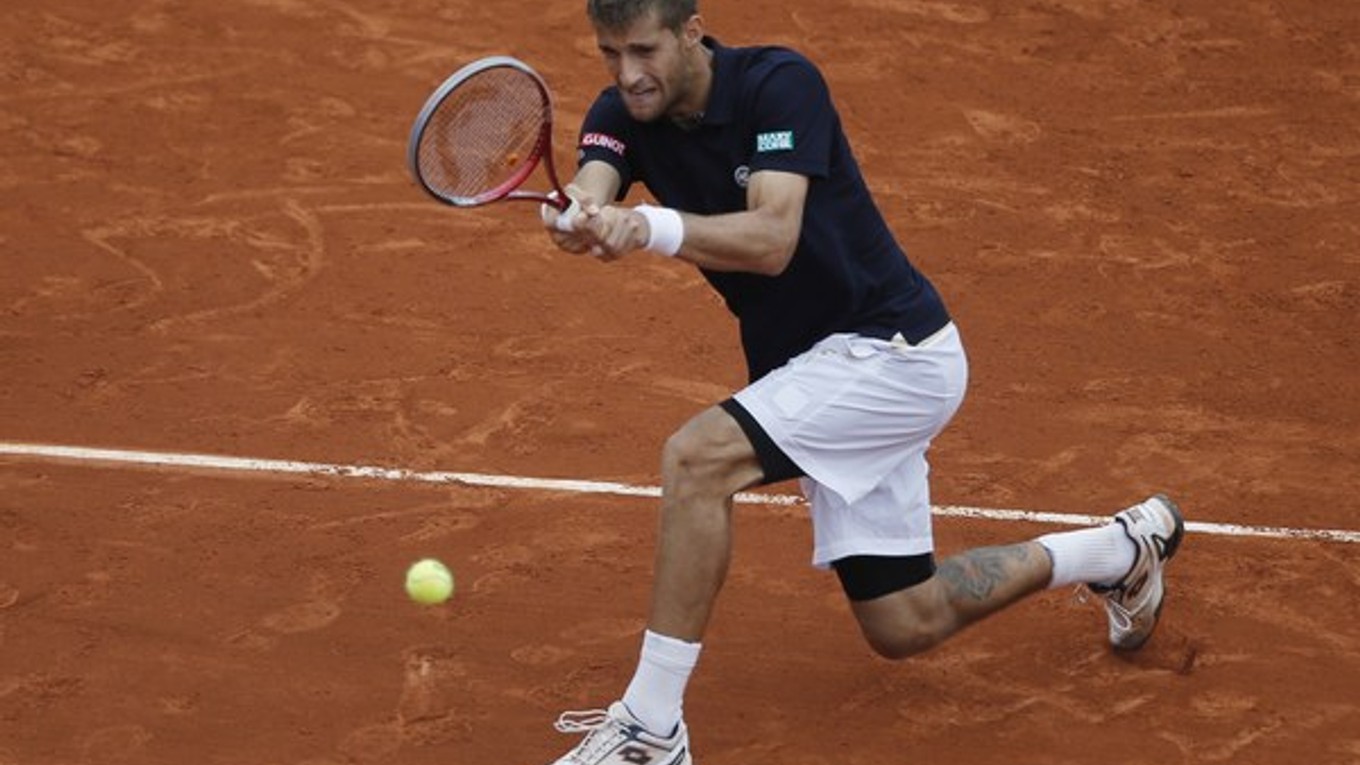 Slovenský tenista Martin Kližan odvracia loptičku Španielovi Rafaelovi Nadalovi.