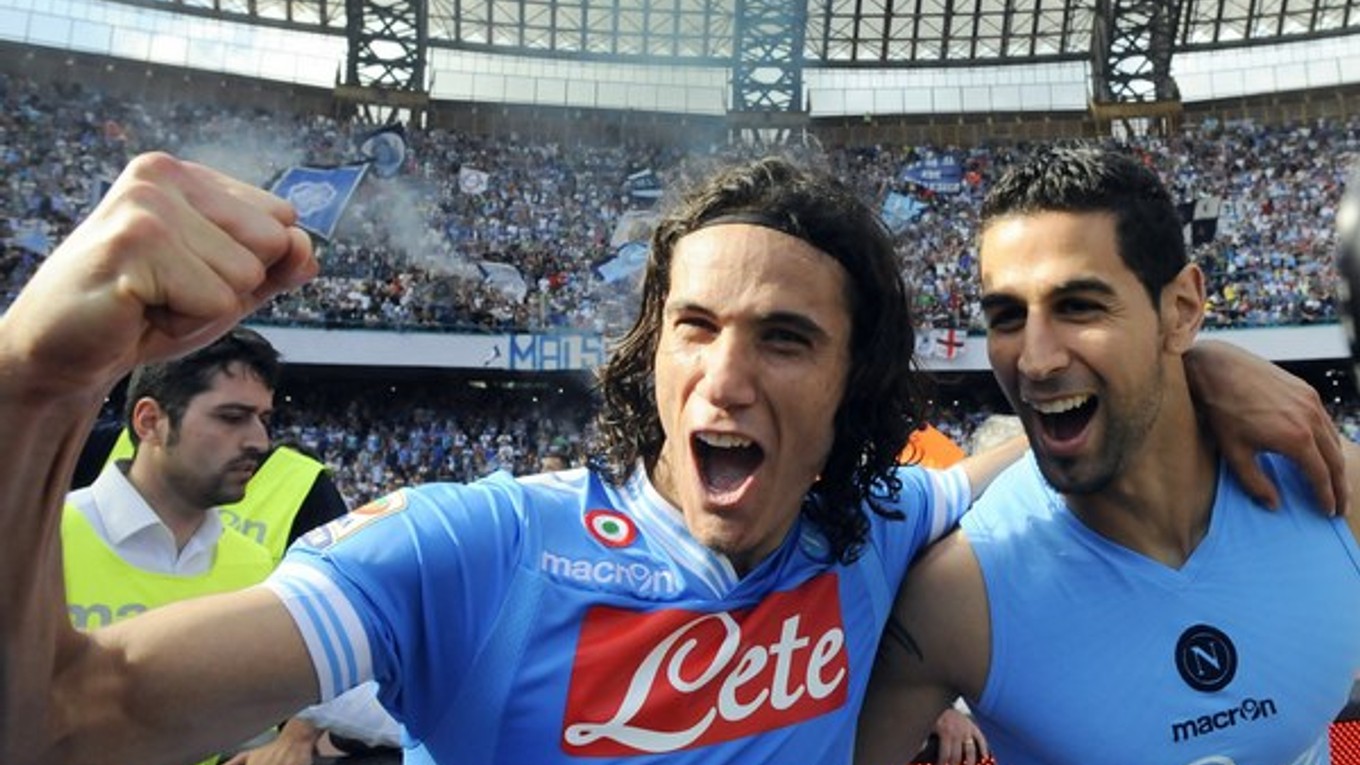 Hráč Neapolu Edinson Cavani (vľavo) oslavuje so spoluhráčom Miguelom Britosom gól do bránky Sieny.
